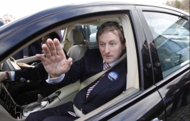 Šéf Fine Gael , Enda Kenny, kyne příznivcům v Burtu.