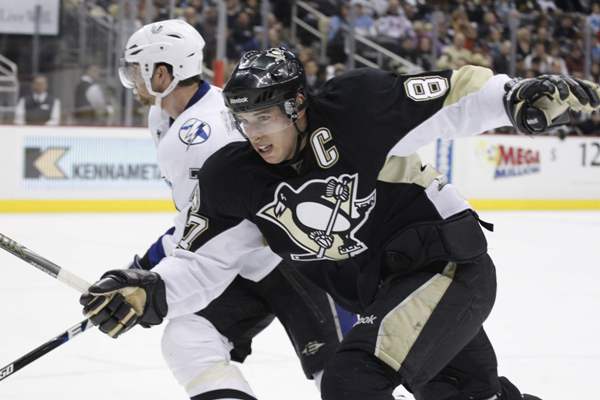 Sidney Crosby (vpravo) kvůli otřesu mozku od začátku ledna nehraje.