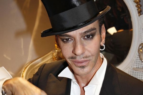 Módní návrhář John Galliano. 