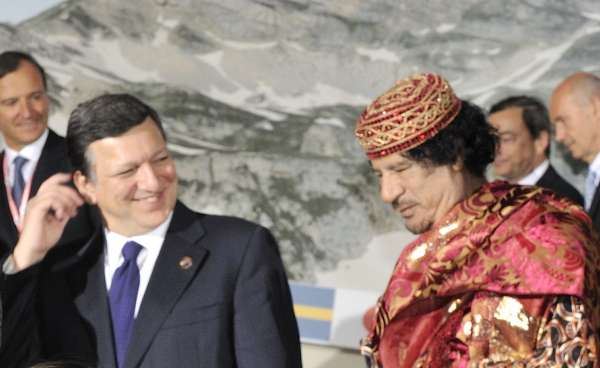 Předseda EK Barroso vítá Kaddáfího v Bruselu.