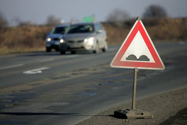 Na opravy všech děr nemá peníze žádný region. Všude se budou muset silničáři zaměřit jen na ty nejhorší úseky (ilustrační foto).