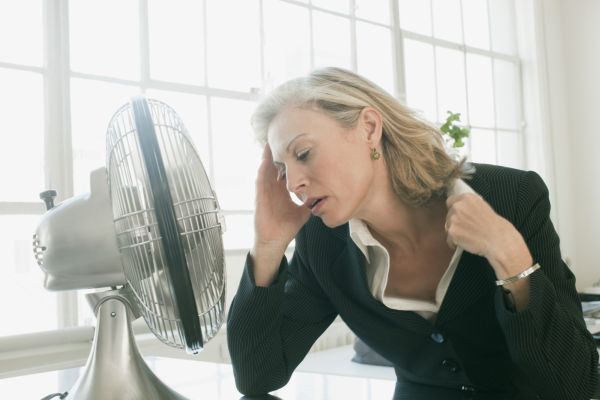 Ženy v přechodu nemusejí vnímat své symptomy pouze negativně, tvrdí vědci.