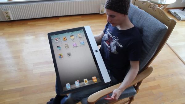 První iPad se nedal nosit po kapsách, druhý už se zřejmě nevejde ani do batohu.