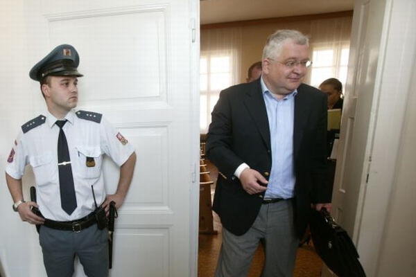 Roman Vaškůj se zapletl i do kauzy Jiřího Čunka. Roman Vaškůj se zapletl i do kauzy Jiřího Čunka.