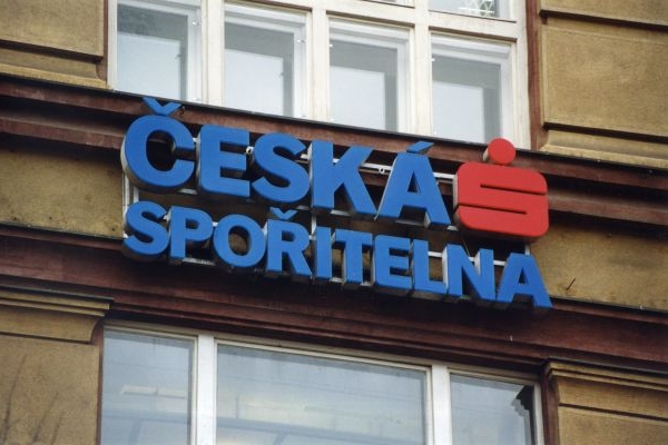 Česká spořitelna zavádí novinku jako první banka v Česku (ilustrační foto). Česká spořitelna zavádí novinku jako první banka v Česku (ilustrační foto).