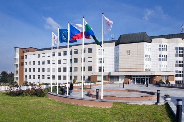 IKEM zpátky lékaře nechce, i když jejich kolegové podepisují petici (ilustrační foto). IKEM zpátky lékaře nechce, i když jejich kolegové podepisují petici (ilustrační foto).