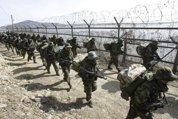 Severní Korea pohrozila, že začne ostřelovat svého jižního souseda, pokud jihokorejští aktivisté nepřestanou přes hranici posílat letáky zaměřené proti Pchjongjangu (ilustrační foto).