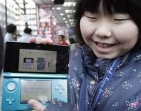 Nový handheld si zatím užijí jen Japonci. Do USA a Evropy se dostane do měsíce.
