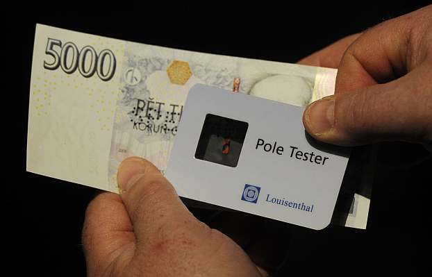Pomůcka pole tester slouží k odhalování falešných bankovek.