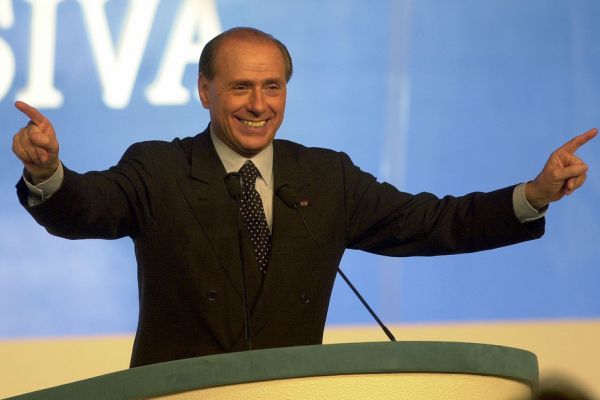 Berlusconimu se do rozhodnutí ústavního soudu dařilo procesy odkládat.