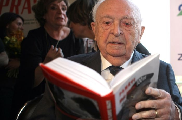 Režisér Otakar Vávra nahlíží do své knihy pamětí.