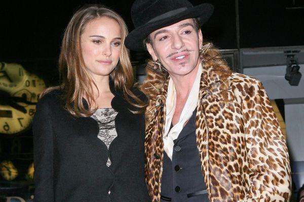 Návrhář John Galliano s herečkou Natalií Portmanovou.
