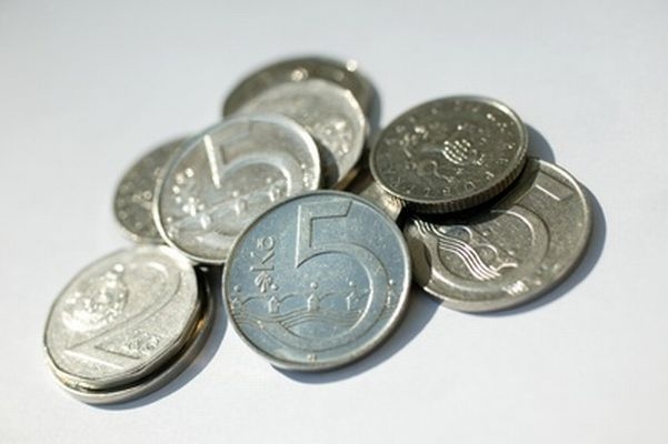 Klienti nechtějí platit za výběr na přepážce, banky na tom trvají.