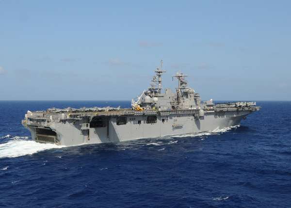 USS Kearsarge ve Středozemním moři.