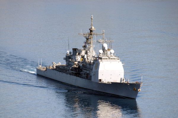 USS Monterey s radary i raketami systému AEGIS.
