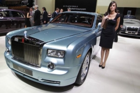 Rolls-Royce představil vlastní hybridní limuzínu. Vystačí si s elektřinou.