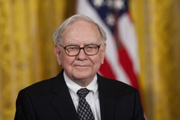 Warren Buffett cílí na investiční slony.