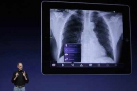 Možnosti aplikací jsou velké: Steve Jobs při prezentaci.