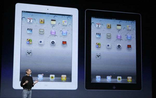 Vysmívanou bílou barvu iPadu 2 Apple doručí do obchodů během prvního dne prodeje. V případě iPhonu 4 se to Applu nepovedlo.