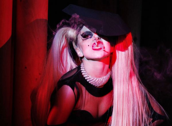 Lady Gaga jako modelka: upíří líčení a cigaretový kouř.