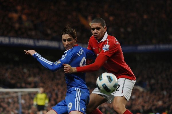 Chris Smalling (vpravo) nejprve nezvládl zápas s Chelsea, poté ale propařil celou noc.