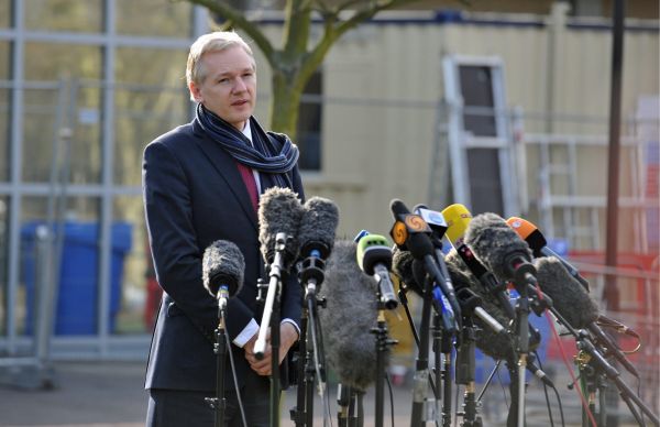 Assange se zatím těší zájmu médií. Ale jak dlouho ještě?