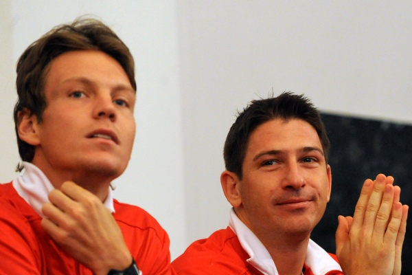 Tomáš Berdych (vlevo) a Jan Hájek se dnes pokusí nakročit k postupu do čtvrtfinále Davisova poháru.