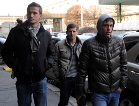 Tomáš Pekhart (vlevo) a Václav Kadlec (vpravo) si ještě minimálně jeden zápas nezahrají.