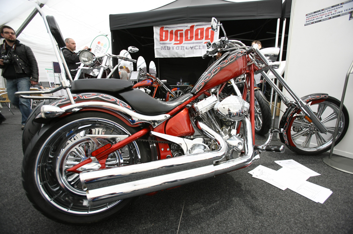 Luxusní stříbrnočervený model K9,1 Y.