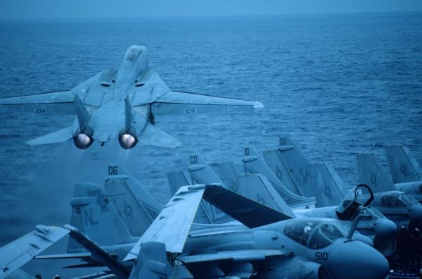 Americká generalita poukazuje na to, že zavedení bezletové zóny vyžaduje zničení libyjské protivzdušné obrany a že k bombardování a následným hlídkovým letům nad rozsáhlým územím Libye je zapotřebí více letadel, než se vejde na jednu letadlovou loď.