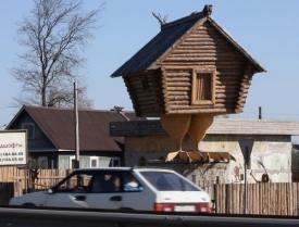 Chaloupka na muří nožce v současném Rusku.