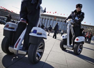 Policejní rychlonožky nenechávají při sjezdu nic náhodě.