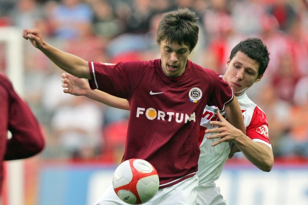 Sparťanský fotbalista Václav Kadlec (vpředu).