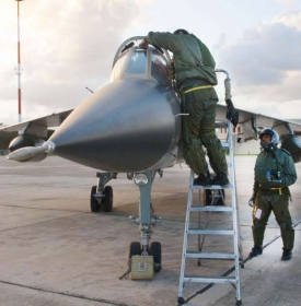 Zběhové patří ke zdi. Letoun jednoho z uprchlých libyjských pilotů.
