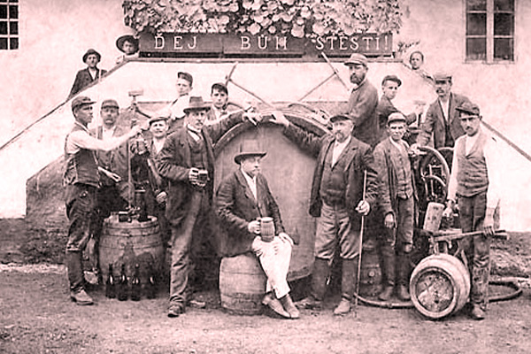 Slaďák čili sladovnický dělník si roku 1911 vydělal až 76 korun měsíčně, na archviním snímku z pivovaru v Kácově pivovarští dělníci asi v roce 1905.