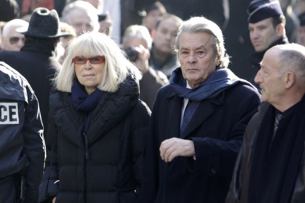 Alain Delon na pohřbu.