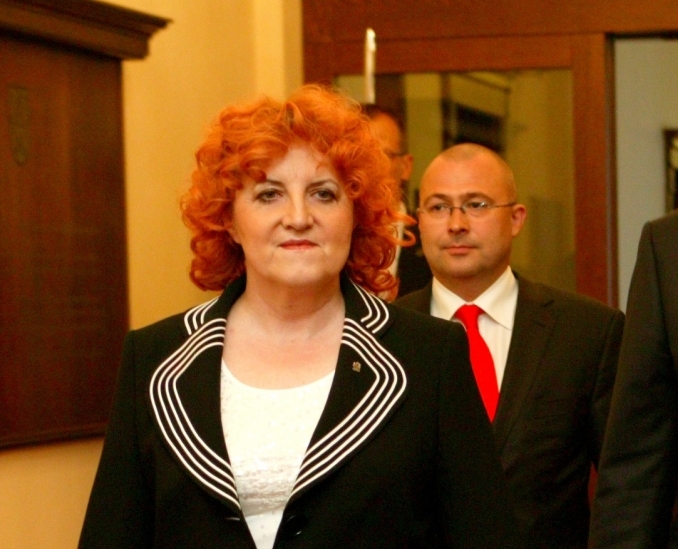 Vlasta Parkanová předává funkci ministryně obrany Martinu Bartákovi, který je dnes podezírán z korupce.