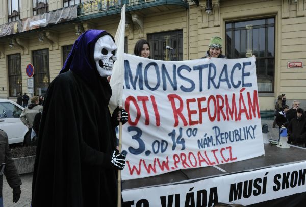 Několik stovek lidí se sešlo na demonstraci proti chystaným vládním reformám.