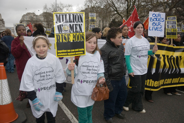 Pochod Million Women Rise se odehrává v různých zemích světa 8. března.