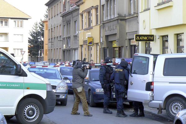 Zlatníka zastřelili policisté poté, co vyhrožoval zabitím své družce.