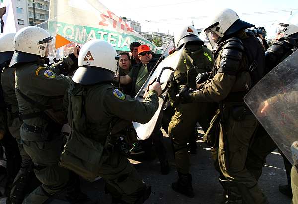 Řekové stále protestují proti škrtům, které mají zachránit zemi před krachem.