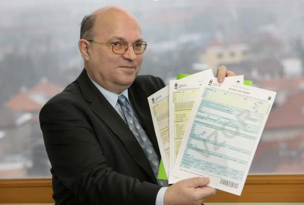 Stanislav Drápal z ČSÚ ukazuje sčítací formuláře. Stanislav Drápal z ČSÚ ukazuje sčítací formuláře.