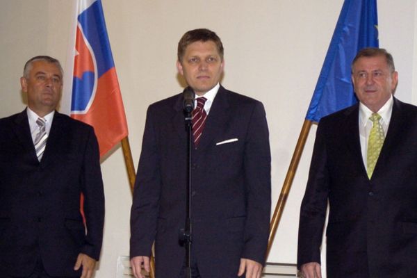 Ján Slota a Vladimír Mečiar byli místopředsedy Ficovy vlády.