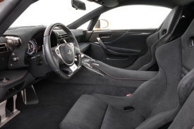V interiéru se zvýšil podíl materiálů z uhlíkových vláken. 