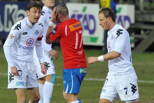 Plzeňský Jan Rezek (v červeném) obklopený hráči Slovácka. Plzeňský Jan Rezek (v červeném) obklopený hráči Slovácka.