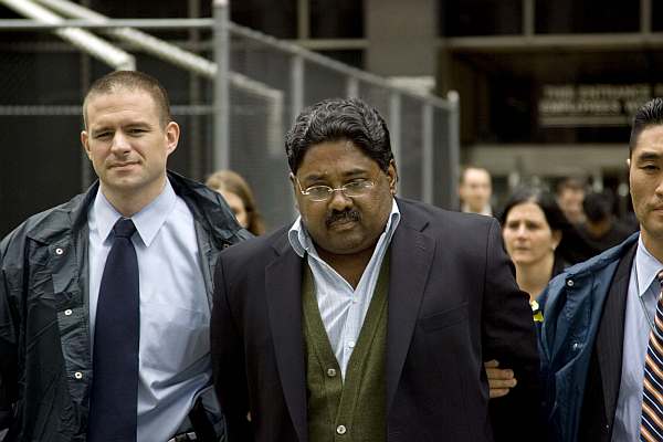 Před dvěma lety takto odváděli agenti FBI miliardáře Raje Rajaratnamu.