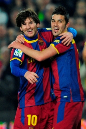 Lionel Messi (vlevo) a David Villa z Barcelony.