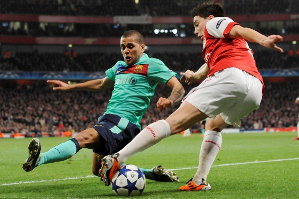 Samir Nasri z Arsenalu (vpravo) a Daniel Alves. Samir Nasri z Arsenalu (vpravo) a Daniel Alves.