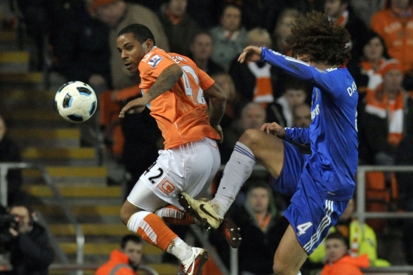 Chelsea (v modrém) atakuje čelní příčky Premier League.