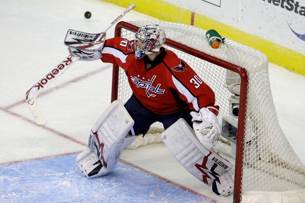 Michal Neuvirth zápas kvůli zranění oka nedochytal.